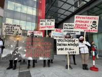 Prosvjedni performans ispred Ministarstva okoli�a [ 733.15 Kb ]