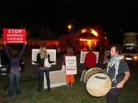 Demo in front of the circus Safari [ 79.33 Kb ]