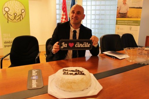 A cake for minister Tolusic [ 79.90 Kb ]