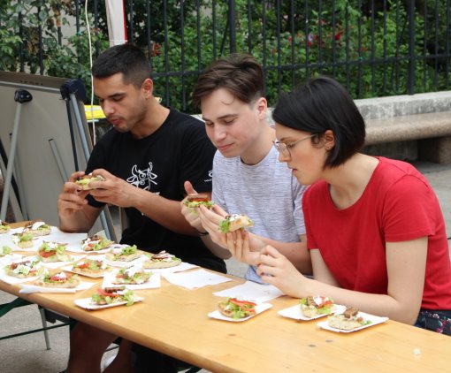 people tasting burgers [ 425.39 Kb ]