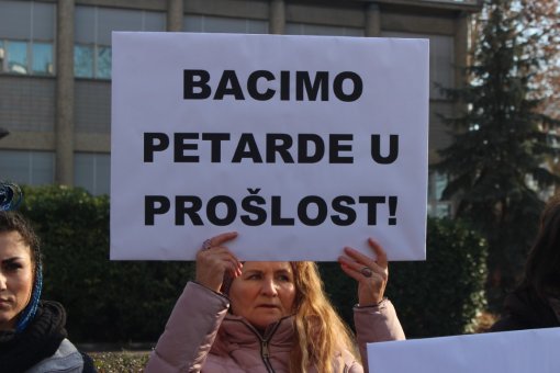 Bacimo petarde u pro�lost [ 156.57 Kb ]