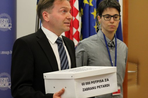 MUP-u predano 60 000 potpisa za zabranu petardi [ 319.52 Kb ]