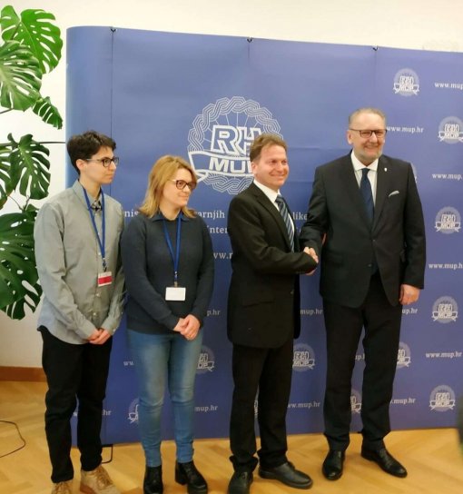 MUP-u predano 60 000 potpisa za zabranu petardi [ 218.89 Kb ]