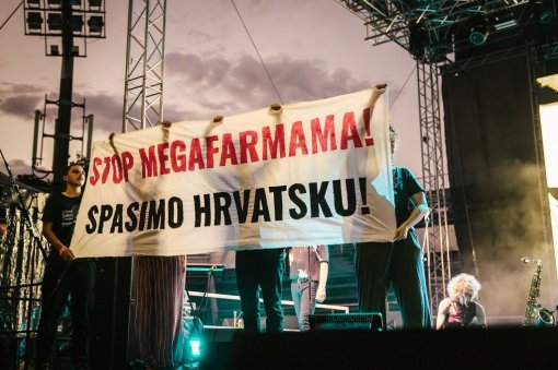 Aktivisti upali na koncert Rundeka [ 169.50 Kb ]