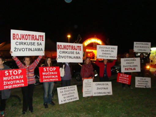 Demo in front of the circus Safari [ 87.65 Kb ]