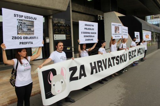 Prosvjed ispred Ministarstva poljoprivrede 9. 7. 2015. [ 185.64 Kb ]