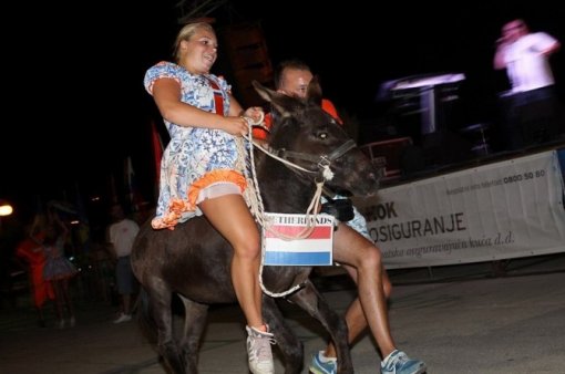 Osobito je zabrinjavaju�e kada se ovakva doga�anja odvijaju pod pokroviteljstvom turisti�kih zajednica. [ 60.88 Kb ]