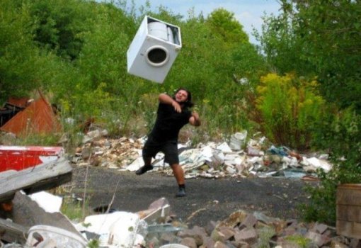Patrik is throwing washing machine [ 58.05 Kb ]